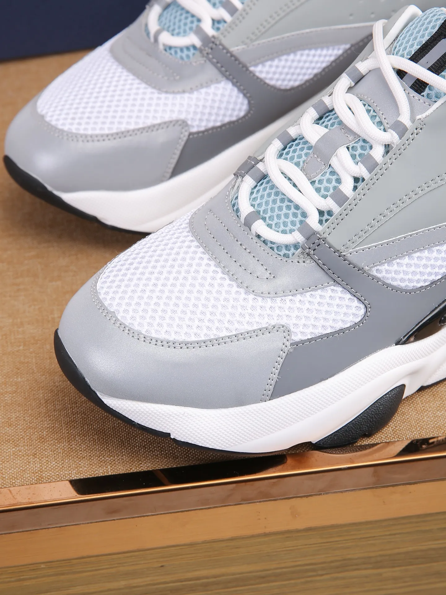 Factory price: 460💰Dior’s top version of D’s b22 men’s sports shoes. Inspired by retro running styles, the chunky low-top silhouette features gray calf leather and blue and white mesh fabric uppers, atop a black, white and blue engraved rubber sole. Nylon ribbon accents the blue mesh tongue and heel counter, and a "dio~" logo appears on the side. Pair it with a suit for a striking contrast and add a sportswear-chic edge to your look. The thick sole can be about 4cm~ Size: 38-45, [46, 47 customized]